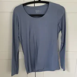 Blå långärmad tröja i storlek M. Endast använd ett fåtal gånger! hör av dig för fler bilder eller funderingar🫶🏻
