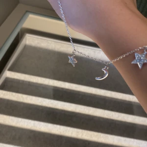 Halsband 🤍 -  Köpt för ett år sen, andvänt knappt två gånger🩶 köpt från Ur&Pen på en galleria☺️Diskuterar priset o storleken privat :)