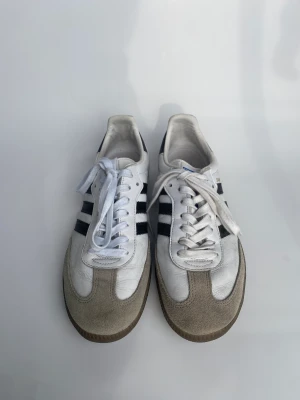 Adidas samba - Säljer dessa adidas samba skorna åt min pappa i storlek 42 eftersom han inte andvänt de så mycket, de har andvända 1 eller 2 ggr ny pris 1299 kr (kommer utan skolåda)