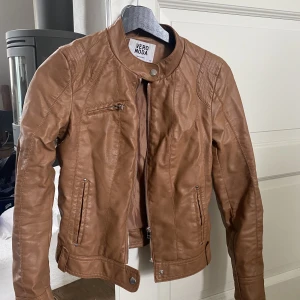 Cool Läderjacka  - Cool läderjacka från vero moda, lite skrynklig för har haft i garderoben länge..