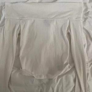 Off shoulder tröja - En creme vit off shoulder tröja från hm som sitter jätte fint. Är i storlek xs.