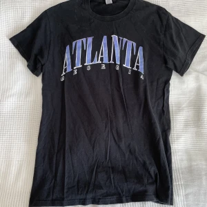 Vintage Atlanta T-Shirt - Svart vintage T-Shirt i regular fit! 