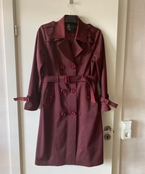 Kappa  - Fint skick kappa som nytt, använd några timmar. 👉Storlek:M 👉Pris:1700:- 🌱Rökfritt finns kanariefågel hemma