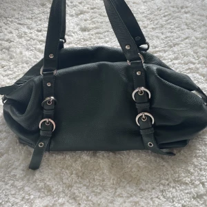 Väska - Rymlig handväska från marta ponti i nästintill nyskick. Den har ett fack på baksidan och flera innuti. Mått:ca 42x18 köp sker via ”köp nu” jag postar alltid samma dag eller dagen köp.