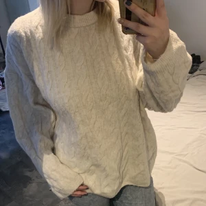Stickad tröja - En såån mysig stickad tröja, i storlek S men den är lite oversized :) ganska ljud beige så nästan vit.