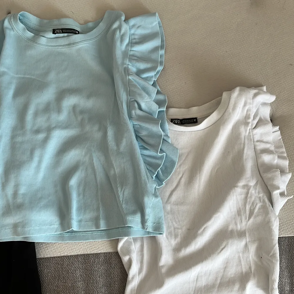 Säljer dessa tre tröjor från zara med volang ärmar, alla tre för 200 eller 75 kr styck💖st. M i svart och vit men små i storlek, S i den blåa. Toppar.