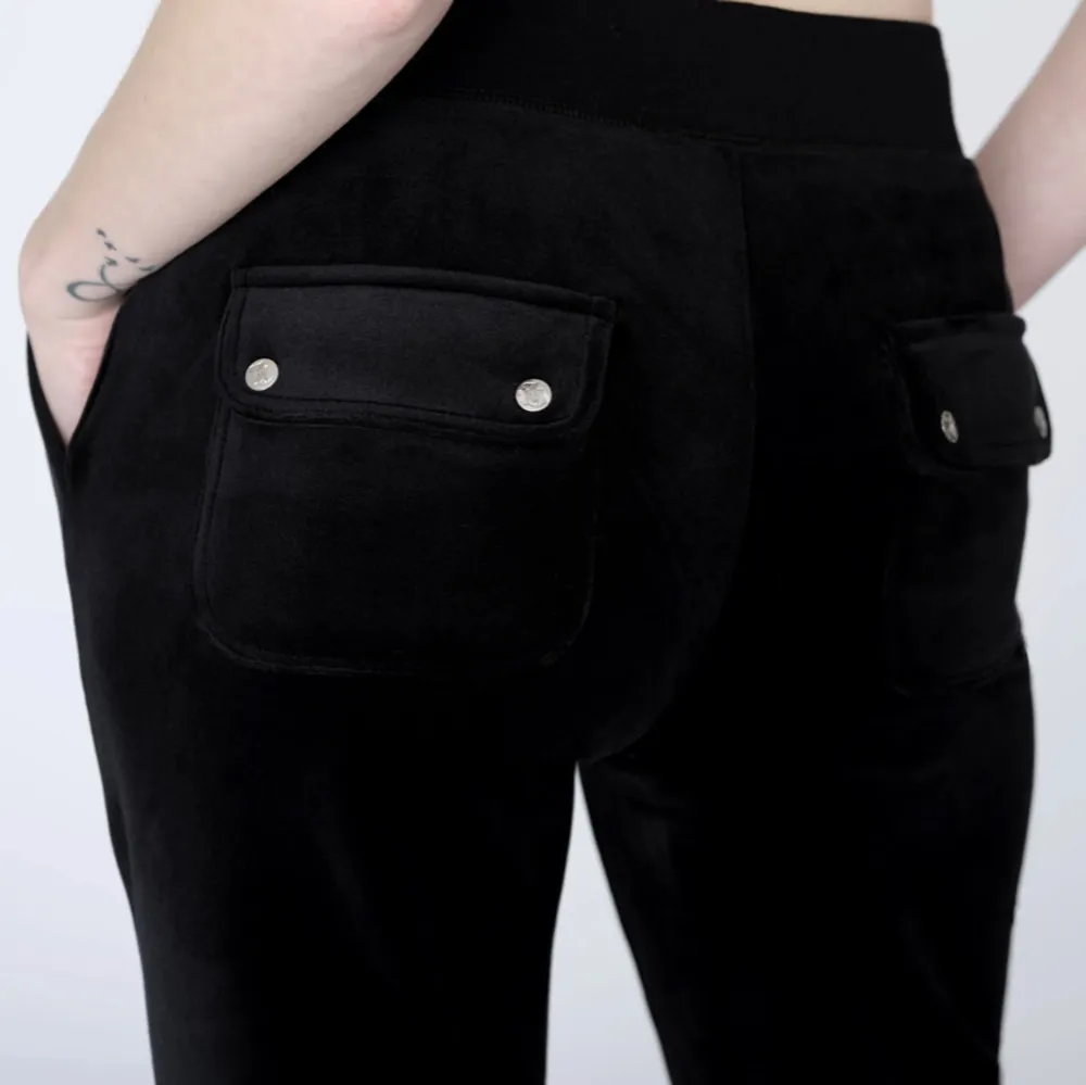 Byxor från Juicy Couture i storlek Xs. Köpta för 1200 kr, säljer för 550 kr💕. Jeans & Byxor.