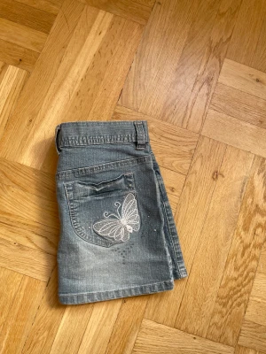 Minikjol - Jättesöt minikjol med glitter och fjärilsdetalj på rumpan och framfickan, tyvärr för liten för mig💕