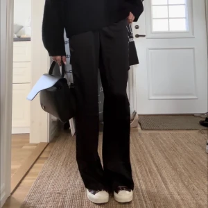 svarta satinbyxor - intressekoll på dessa as coola svarta satinbyxor, aldrig använda💗 byxorna är i storlek xs, men stretchiga så skulle säga att de passar allt från xs-m/l  (fler bilder kommer!)