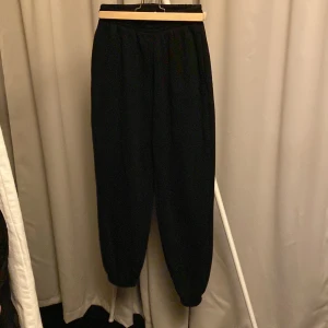 Mjukisbyxor  - Svarta Ej urtvättade  Typ aldrig använd  Finns i Holmsund men kan tas till Ersboda på vardagar.