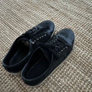 Lanvin sneakers - Säljer mina svarta Lanvin sneakers i storlek 7, jag har storlek 43 och dom passar. Högerfoten saknar innersula, men fungerar bra att lägga i en annan.