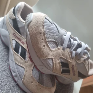 Reebok - Snygga oanvända utomhus Reebok sneakers 