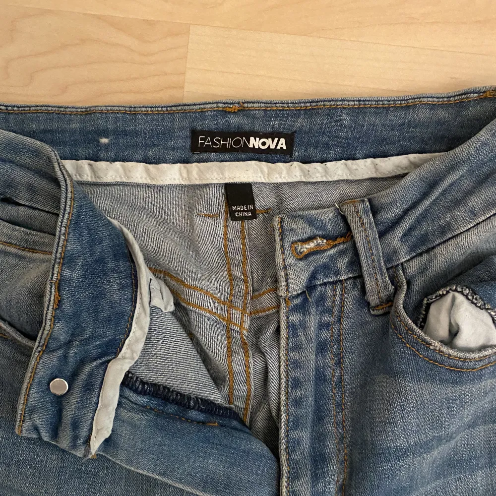 Jeans med tillverkad slitage på knäna från fashion nova. Jeans & Byxor.