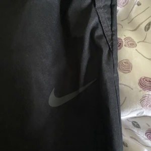 Nike byxor  - As fina Nike dri fit byxor som passar bra till träning. Köptes för 600kr och säljs för 250. Använda ett fåtal gånger men har fortfarande mycket liv kvar! 