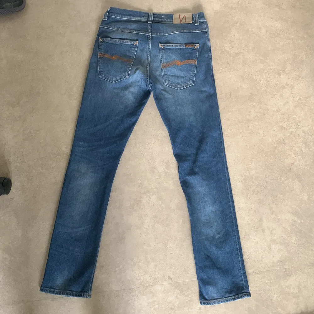 Nudie jeans i mörkblå färg, mycket bra skick 8/10, fräscha och snygga. Nypris ca 1600. Strl W31 L32. Jeans & Byxor.