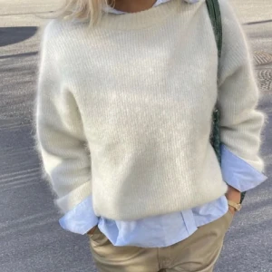 Arket tröja - Vit arket tröja helt slutsåld, köpt för 990 kr