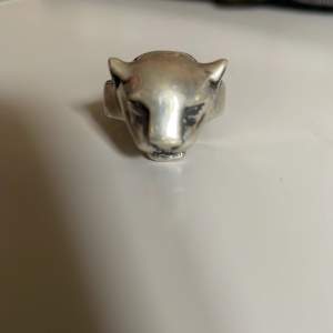 Superfin silver ring!🥰🥰lite för stor för mig så det är därför jag säljer den🥰vet dock inte vilket märke det är🤷🏼‍♀️🤷🏼‍♀️