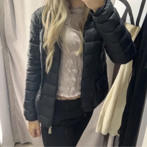 Moncler jacka  - Moncler lans jacka i storlek 2, motsvarar S/M men passar även mig som är XS/S. Har en liten defekt på armen, säljer för 4000kr. QR kod finns, men tyvärr inga andra tillbehör. Passar perfekt till höst, vår, även varma vinterdagar och kyliga sommarkvällar💓