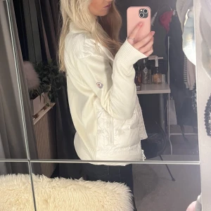 Moncler jacka - Jättefin moncler jacka som jag köpte av en annan tjej för 4700 och den var för stor så därför säljer jag den. Skriv för fler bilder och äktighetsbevis❤️