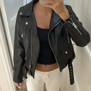Skinnjacka  - Från zara storlek L (fejkskinn) slutsåld 