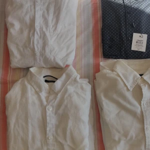 Skjortpaket S/M - 4 st finskjortor för 299 kr!!! - Skjortpaket med 4 st fina skjortor för endast 299 kr (storlek S-M).  3 st vita skjortor (H&M, Only & Sons, Ralph Lauren)  1 st oöppnad skjorta Jack & Jones (blå med mönster)   Skick: H&M = 9/10 Only & sons = 9/10 Ralph Lauren = 8/10 Jack&Jones = 10/10