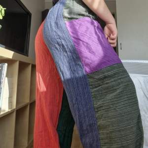 Byxor med patchwork från Harem Pants, använt någon gång. Funkar för både kvinna och man.