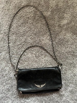Zadig & Voltaire väska - Säljer min Zadig väska då den inte kommer till användning lägre💞 den är köpt här på plick för 1 200kr men den är väl använd, därav mitt pris🤗 frakten ingår ej i priset👍