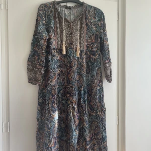 Mönstrad maxiklänning  - Når ner till vaden, fint mönster, väldigt bra skick, riktigt bekväm, bred i storlek
