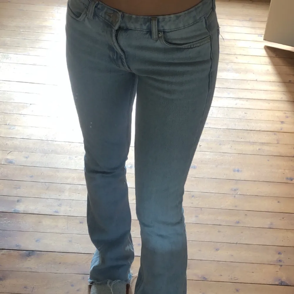 Lågmidjade Zara jeans. det är modellen 1975 low waist! dm vid frågor! pris kan diskuteras . Jeans & Byxor.