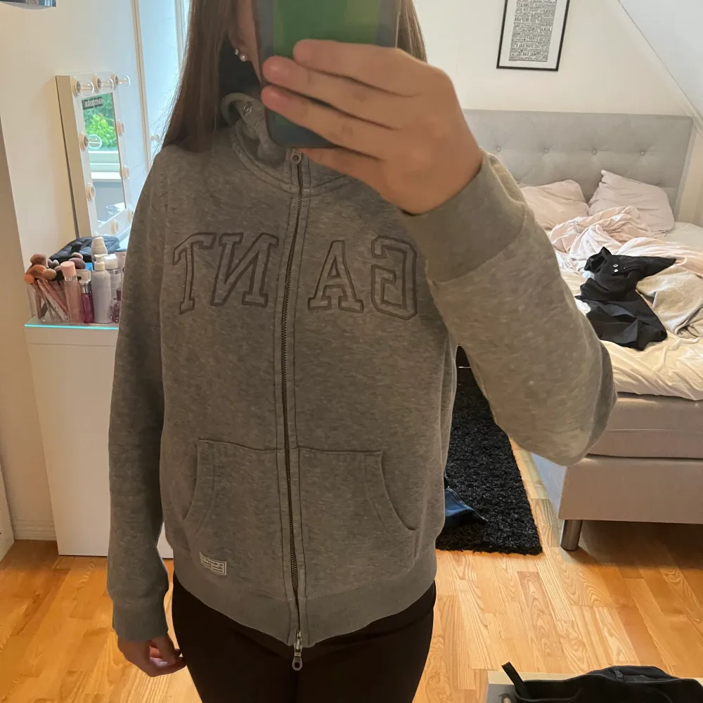 Jätte fin gant hoodie, med lite missfärgning på armbågarna men inget stort som syns mycket. Annars jätte bra skick. . Hoodies.