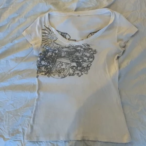 y2k topp! - en jätte snygg topp med, coola y2k detaljer älskarr. Dör för vingarna på baksidan💗 har ett litet hål på framsidan stör inte så mycket och syns knappt! 
