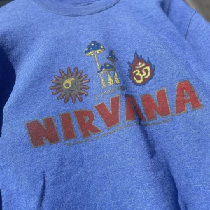 Vintage collegetröja  - Supermjuk collegetröja från Inmindseye. Småskaligt producerad, utgått sortiment, inköpt för 750kr