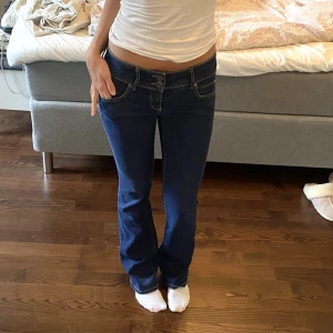Lågmidjade jeans - Säljer dessa snygga marinblåa jeans! Perfekta nu till hösten. Midjemått: Ca 75 cm ✊ Innerbenslängd: Ca 83 cm✊ Köp gärna genom ” KÖP NU” för en smidig affär! Fraktar samma dag eller dagen därpå❤️💘 Jag är 166🫶