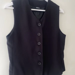 Svart väst  - Fin väst , finns ingen storlek i men passar mig bra som har M 💗