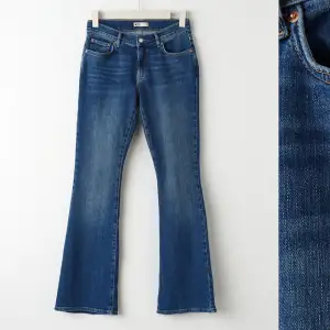 Mörkblå lågmidjade jeans från Gina. Storlek 34, knappt använda. Skriv för egna bilder. Nypris 499