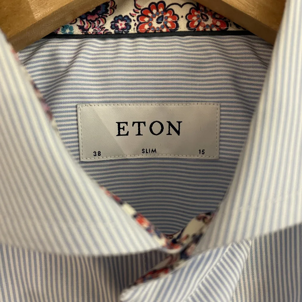 Blårandig skjorta Eton. Storlek slim 15/38. Oanvänd.. Skjortor.