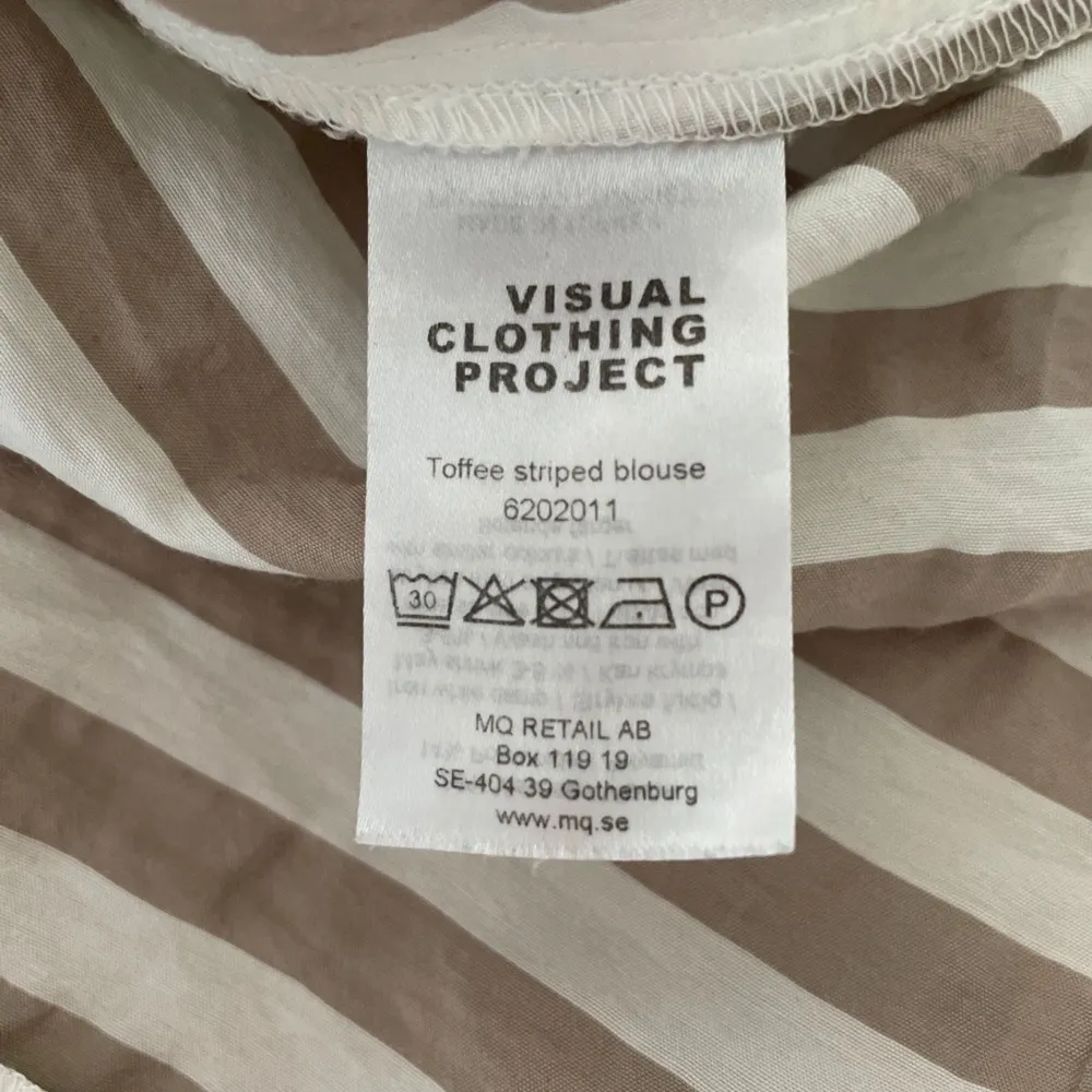 Blus från Visual Clothing Project, modell Toffee striped. Använd, men utan anmärkning.  Storlek: XS Material: 86% viskos, 14% polyamid. Blusar.