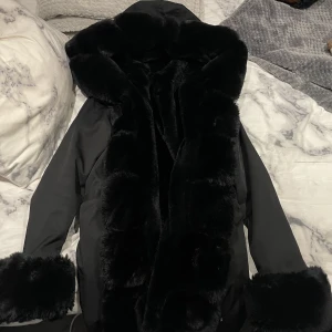 Vinter jacka  - Säljer min fina jacka, (fake päls) men super mjuk och päls inuti också, säljer den på grund av att den inte används och har bytt stil, hoppas någon annan får användning av den❤️ 