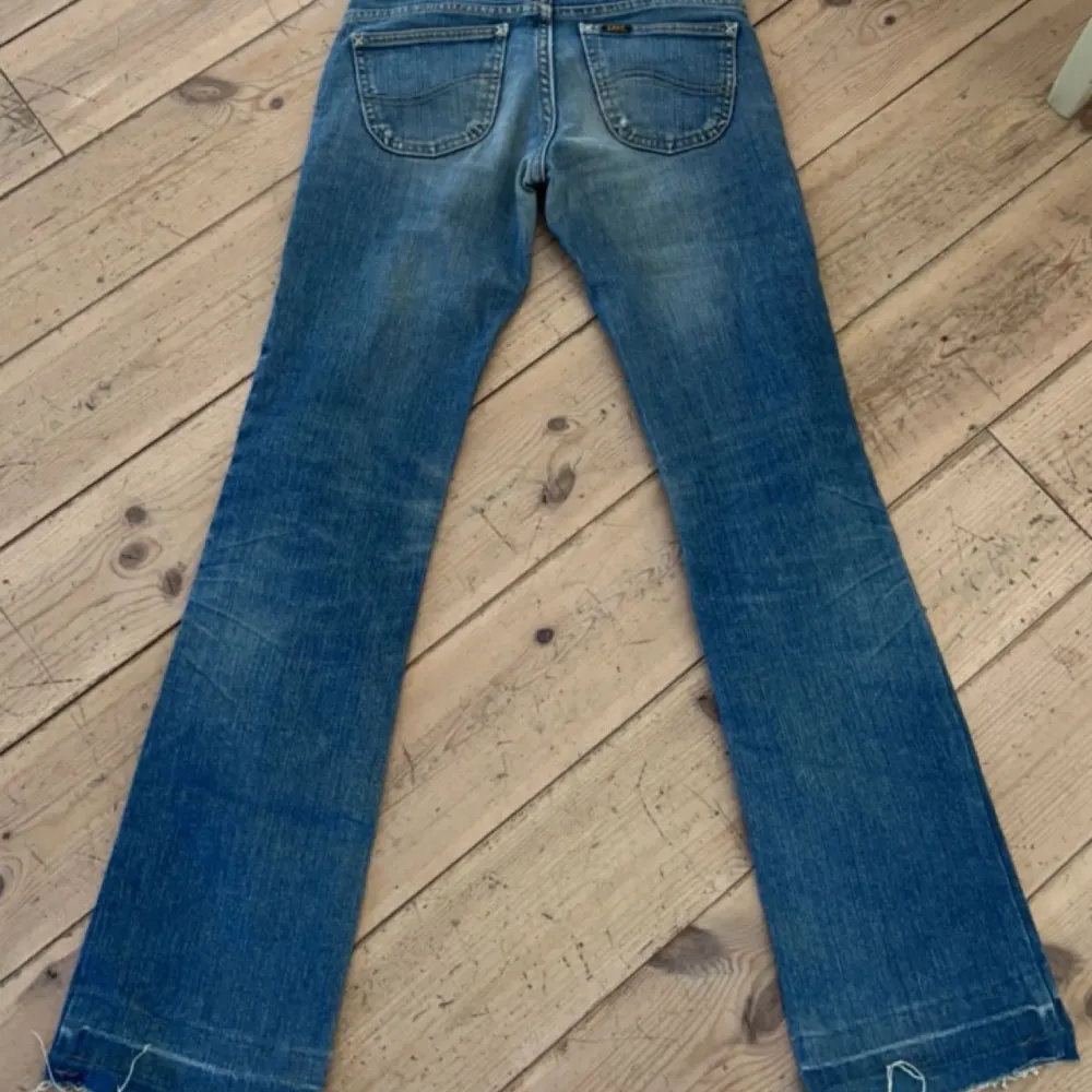 Säljer dessa Skitsnygga jeans ifrån Lee säljer på grund av att de är för små midjemått 35 cm rakt över in längd ben 72 cm om de inte hade varit för små hade jag behållt dem använd gärna köp nu💕 jag kan inte visa bild på då dem e för små ❗️🩷. Jeans & Byxor.