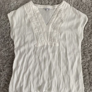 Vit blus - Jag säljer en söt vit blus som jag inte använder 