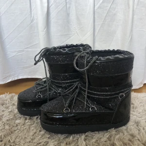 Inuikiii lookalikes - Säljer dessa snöboots, Dom är oanvända och helt nya. Det är inte äkta inuikiis men väldigt lika. 