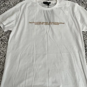 Prettylittlething - t-shirt  - Säljer denna snygga t-shirt från Prettylittlething (PLT) Har aldrig använts förr (helt ny) 