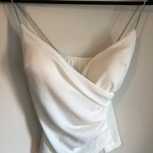 Linne - Jättefint linne med glittriga band och inbyggd bh. Aldrig använd ❤️