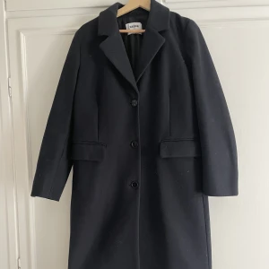 Kappa - Marinblå kappa från Weekday. Fin kvalite och ganska tjock. Bara använd en höst. Jag är 178 cm och har normalt S/34/36.