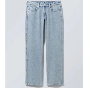 Weekday Jeans - Säljer dessa pågrund av att de har blivit för små men annars är de jättefina. De är lite slitna längst ner för att dom är lite långa för mig som är är 160. Orginalpriset är 590 kr, jag säljer för 200 kr.