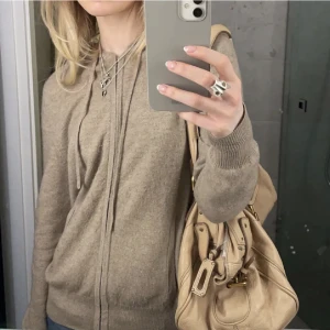 Soft goat zip hoodie - Superfin zip hoodie från soft goat i färgen toast😽😽