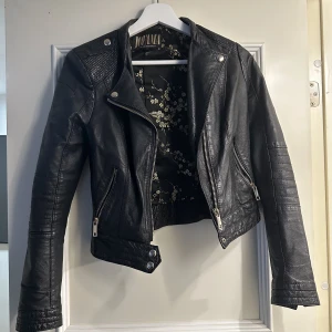 Jofama by Marie serneholt  - Äkta skinnjacka från jofama by Marie serneholt. Storlek 34, sjukt fin och snygg på!!!