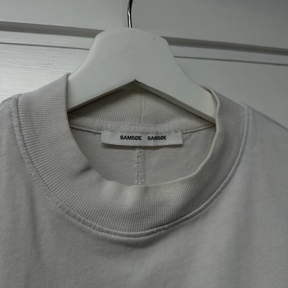 vit tshirt från samsoe samsoe i storlek S, liiiite missfärgad runt kragen men annars fint skick. T-shirts.