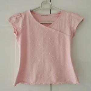 topp - Jätte söt topp som tyvärr var för kort på mig ( det är en magtröja, trode den var längre när jag köpte den). Finns ingen lapp kvar men skulle säga att det är xxs-xs💓