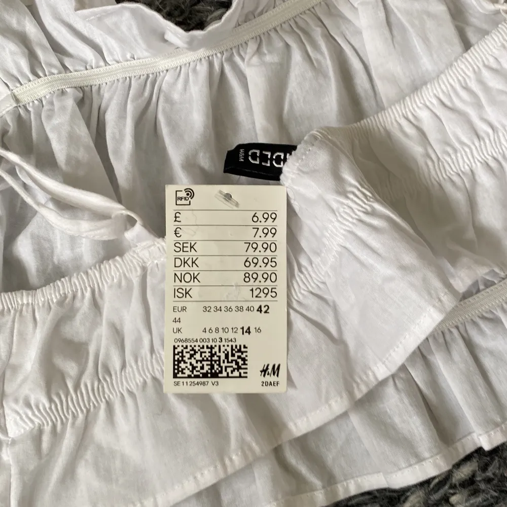 Säljer en liten vit söt topp/linne från H&M. Pga för stor för mig. Lappen kvar så nyskick, aldrig använd, nypris 80 kr.. T-shirts.